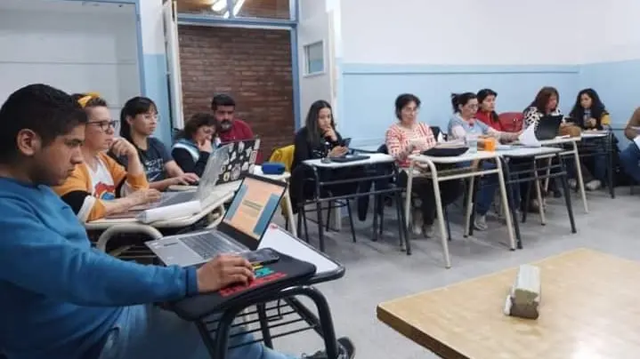 Más de dos mil docentes se capacitan en la estructura curricular ...